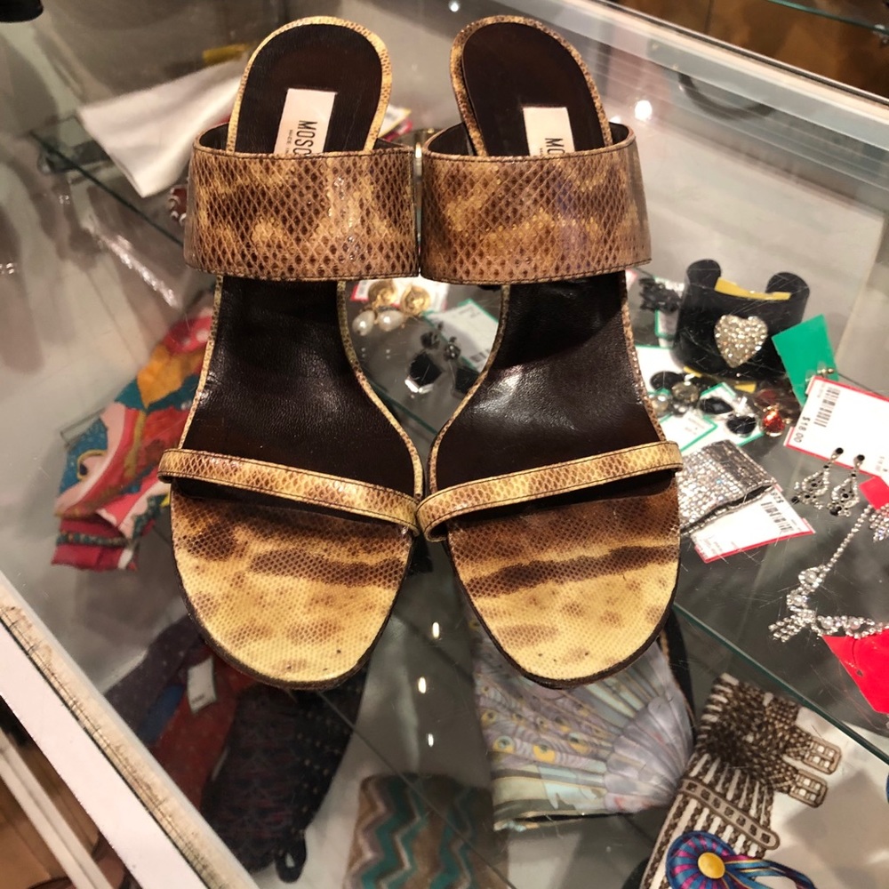 🤩Moschino🤩 Good condition with heel tips.